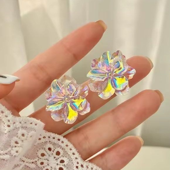 Women's Irridescent Camellia Flower Stud Earrings. NWT - Picture 13 of 13